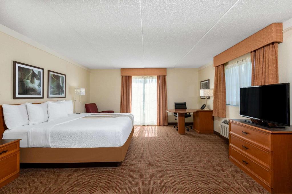 La Quinta Inn & Suites by Wyndham Deerfield Beach I-95 At Hillsb Main image